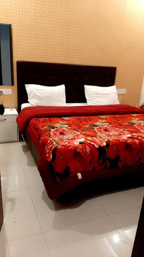 Hotel Hollywood Zirakpur Dış mekan fotoğraf