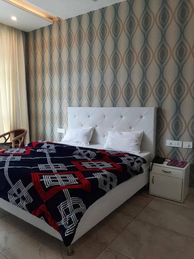 Hotel Hollywood Zirakpur Dış mekan fotoğraf
