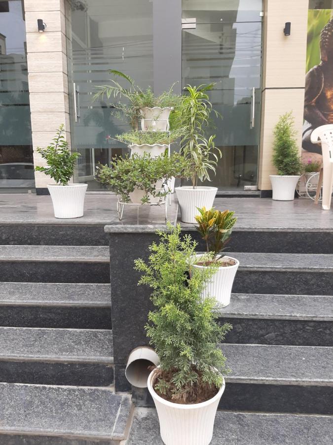 Hotel Hollywood Zirakpur Dış mekan fotoğraf