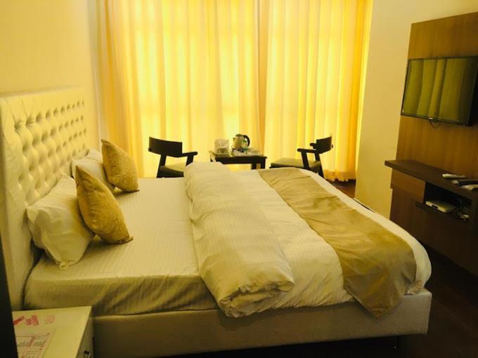 Hotel Hollywood Zirakpur Dış mekan fotoğraf